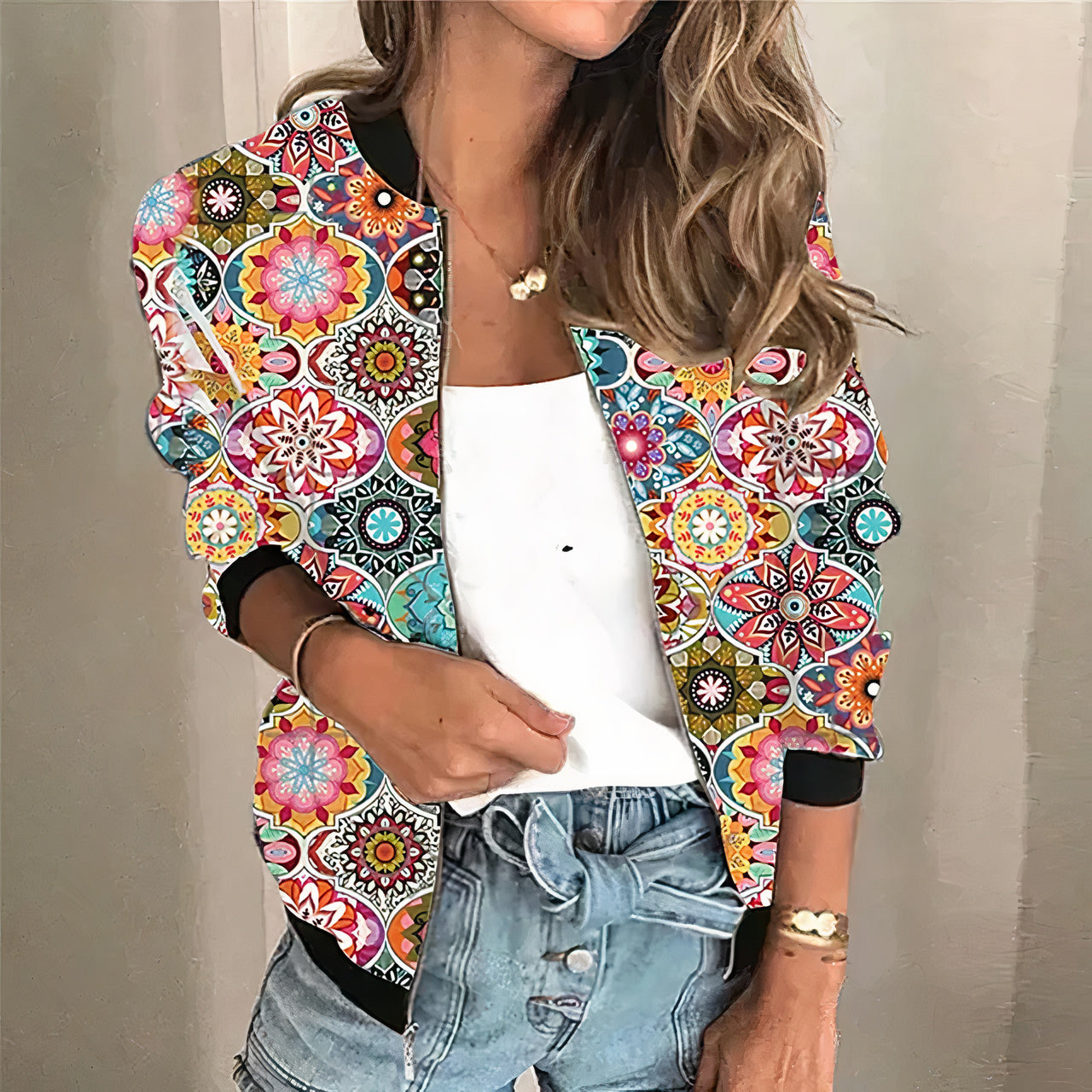 Bedruckte Zip-up-Jacke mit leuchtendem Splatter-Print, leichtem Material und Frontreißverschluss, ideal, um lässigen Outfits eine auffällige Note zu verleihen.