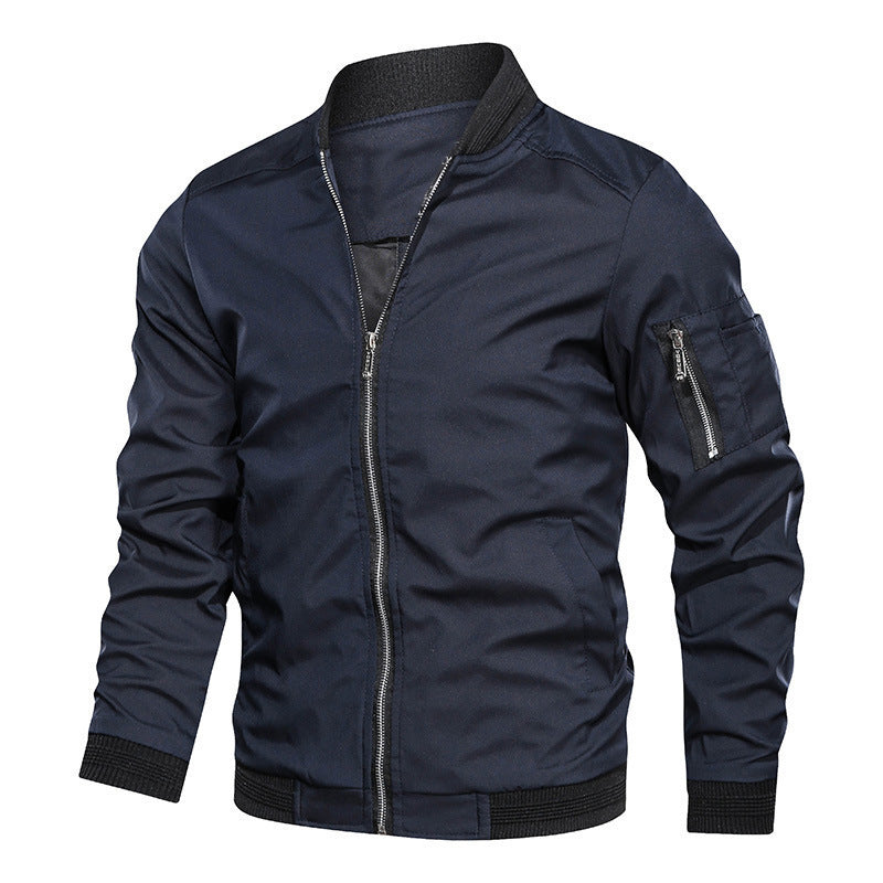 Stylische Bomberjacke für Männer, ideal für kalte Herbst- und Wintertage.