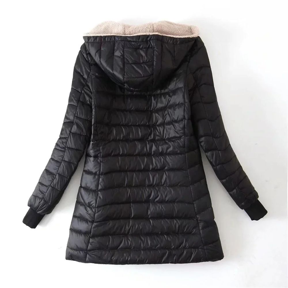 Damen-Puffer-Winterjacke mit wärmendem Innenfutter und Kapuze, ideal für kalte Herbst- und Wintertage.