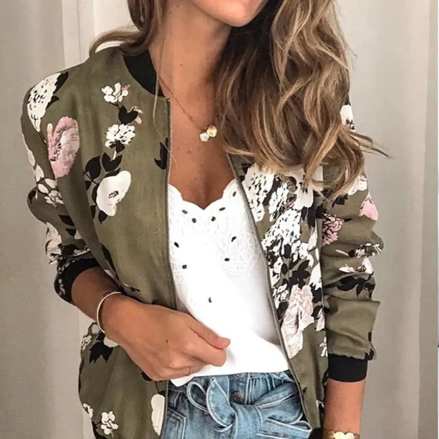 Eine stilvolle, leichte, florale Damen Sommerjacke, ideal für lässige Frühlings- oder Herbstkleidung.