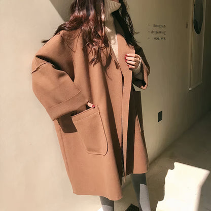 Eleganter Trenchcoat aus Wolle in Übergröße für Frauen, ideal für Herbst und Winter, modischer Oversize-Schnitt mit geräumigen Taschen.