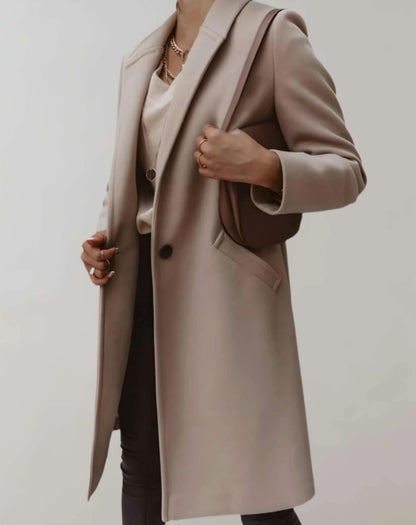 Eleganter Trenchcoat für Damen, ideal für Herbst- und Wintertage, mit zeitlosem Design und figurbetonter Passform.