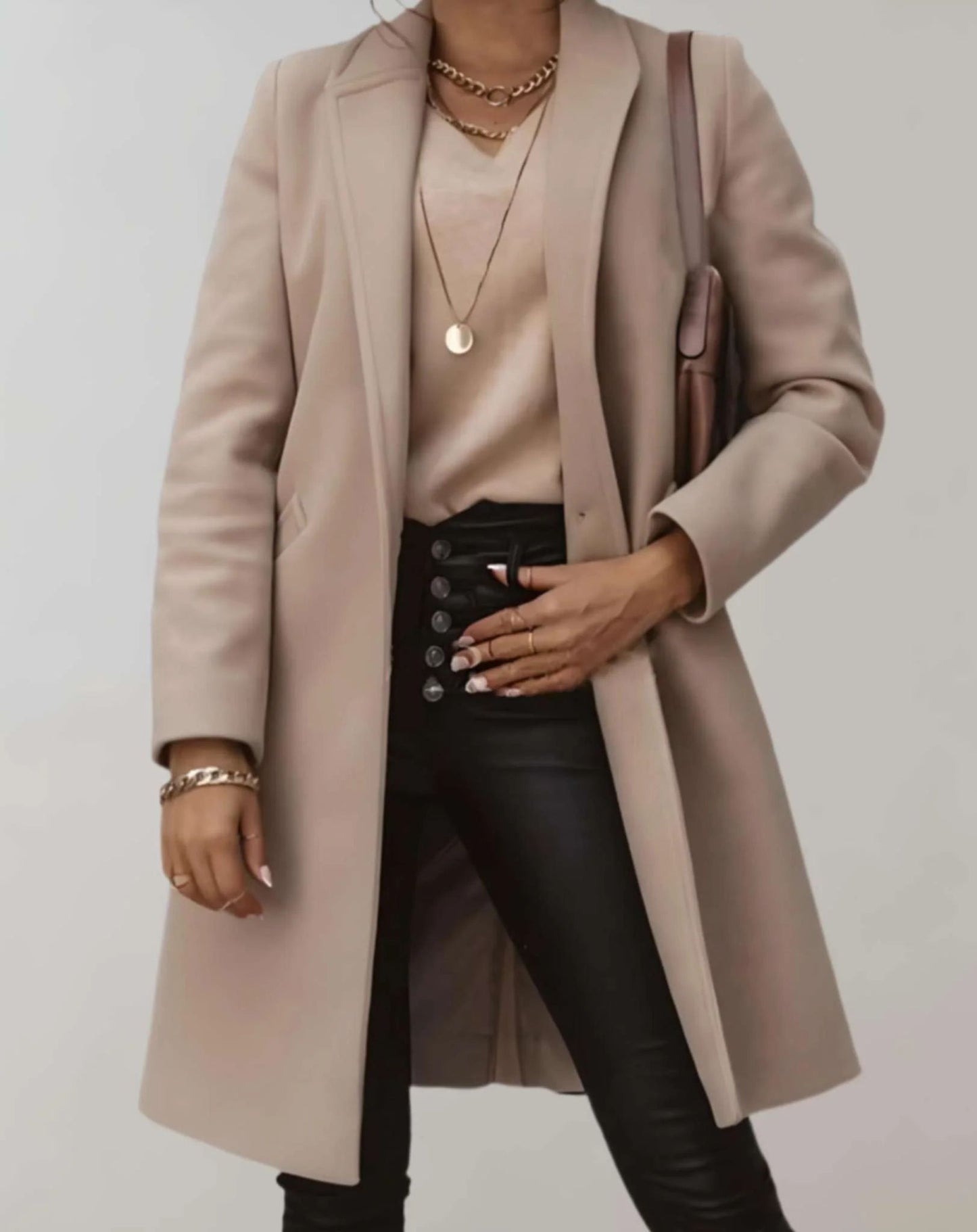 Eleganter Trenchcoat für Damen, ideal für Herbst- und Wintertage, mit zeitlosem Design und figurbetonter Passform.