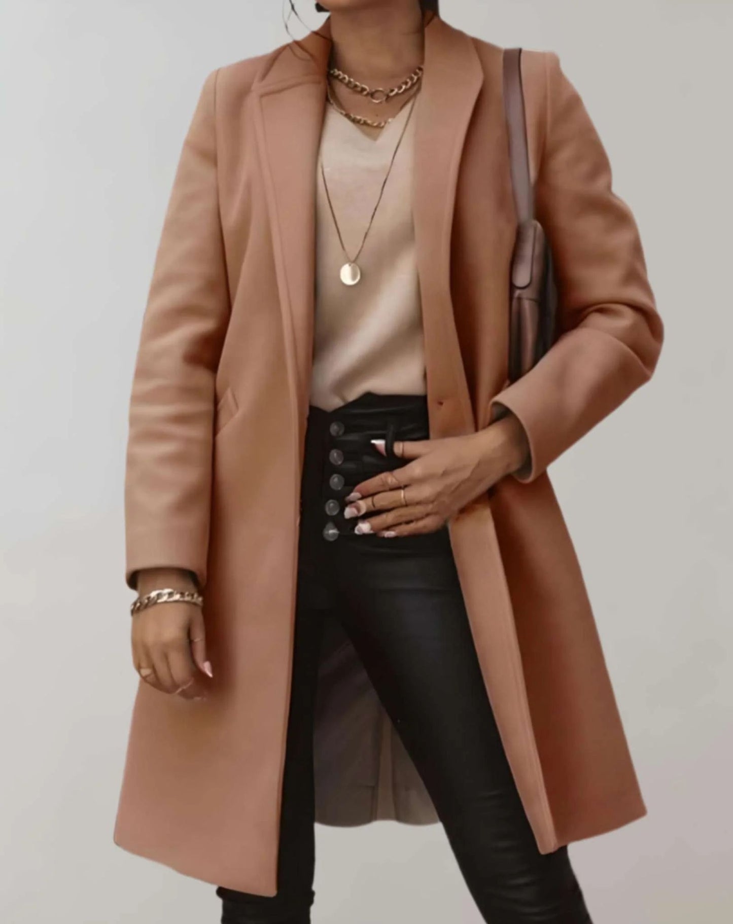 Eleganter Trenchcoat für Damen, ideal für Herbst- und Wintertage, mit zeitlosem Design und figurbetonter Passform.