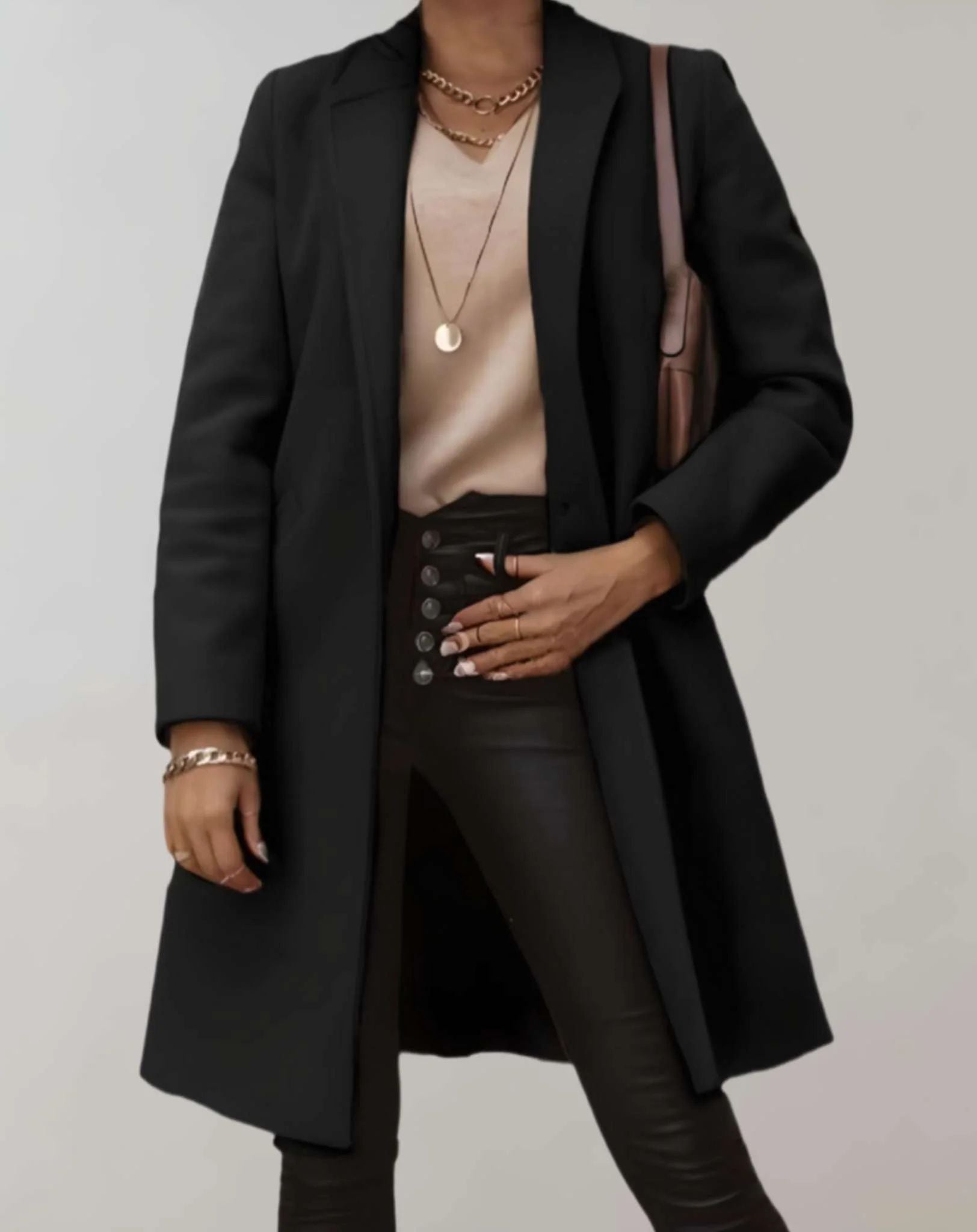 Eleganter Trenchcoat für Damen, ideal für Herbst- und Wintertage, mit zeitlosem Design und figurbetonter Passform.