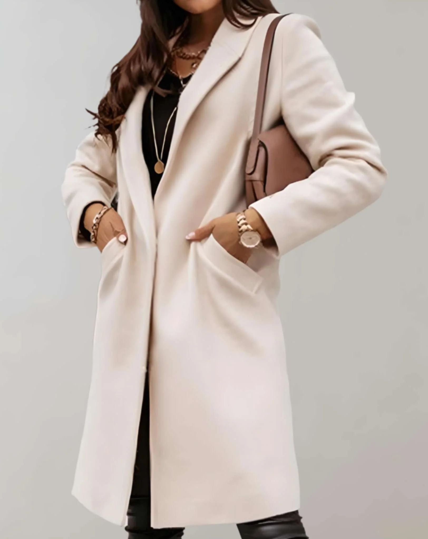 Eleganter Trenchcoat für Damen, ideal für Herbst- und Wintertage, mit zeitlosem Design und figurbetonter Passform.