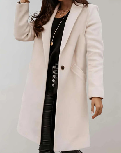 Eleganter Trenchcoat für Damen, ideal für Herbst- und Wintertage, mit zeitlosem Design und figurbetonter Passform.