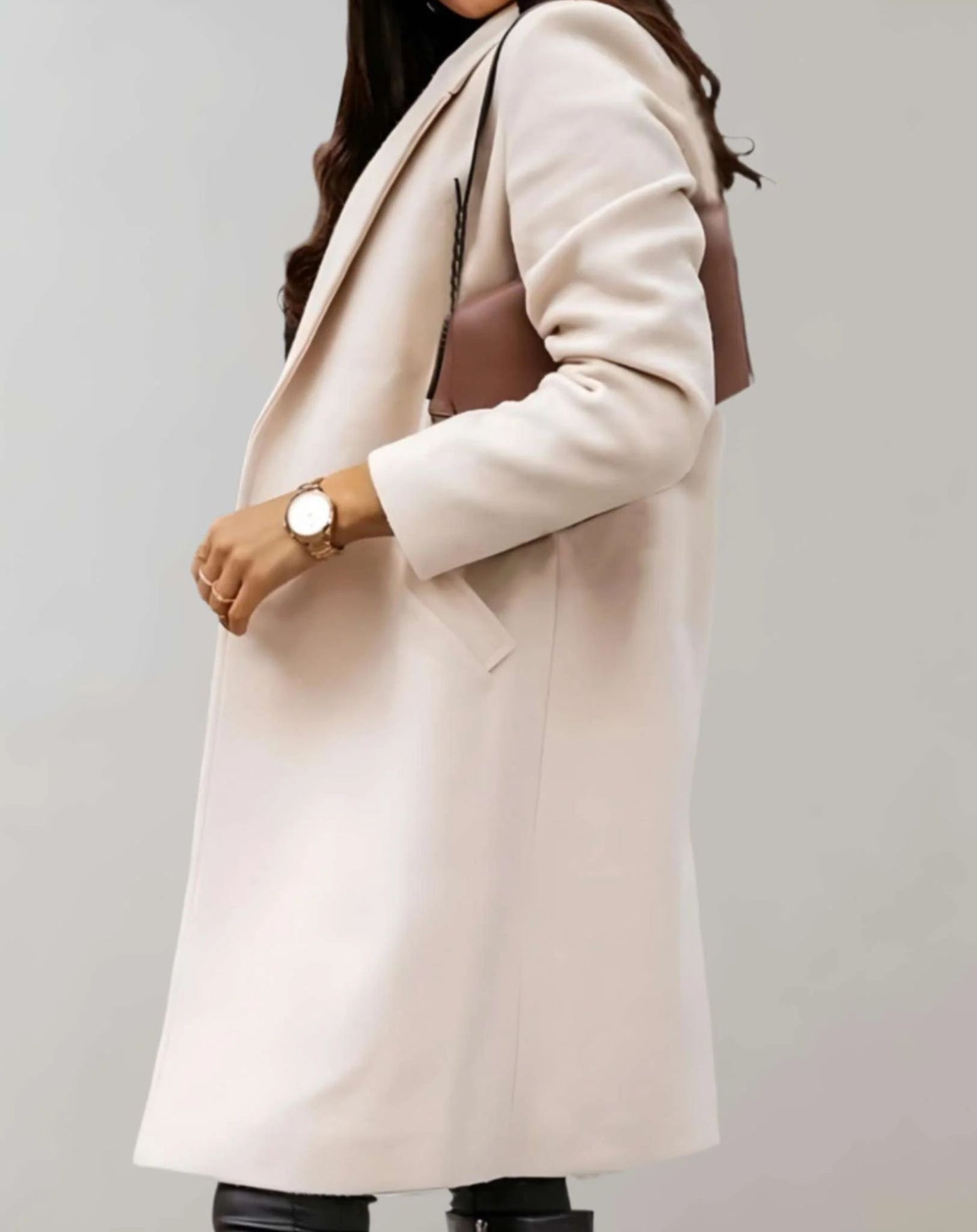 Eleganter Trenchcoat für Damen, ideal für Herbst- und Wintertage, mit zeitlosem Design und figurbetonter Passform.