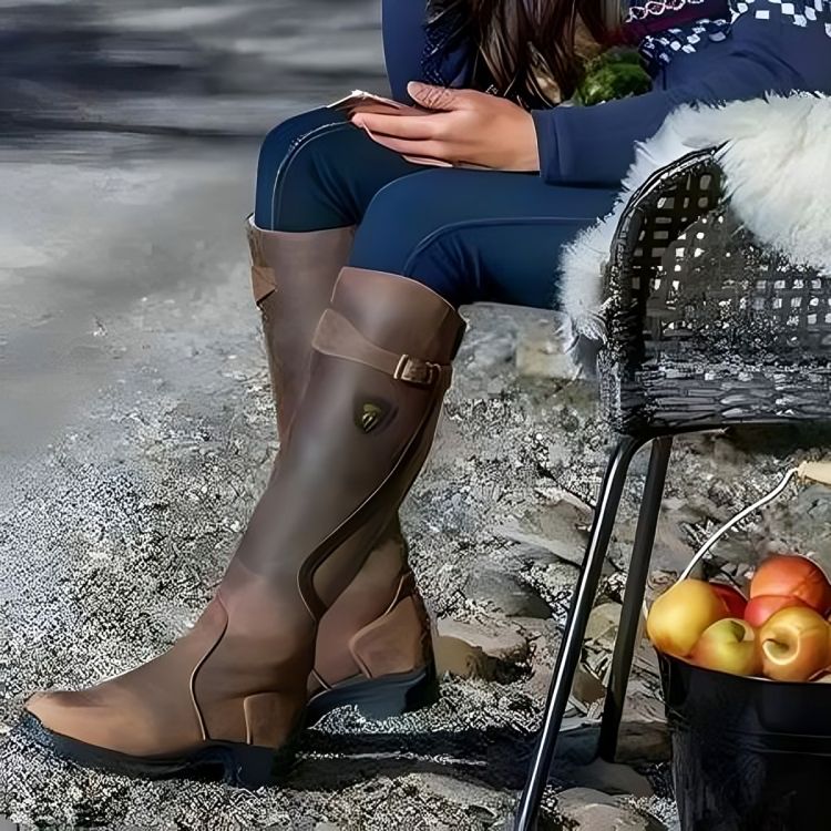 Lässige Cowboystiefel für Frauen mit Schnallen, ideal für Herbst- oder Wintertage, gezeigt im Outdoor-Einsatz.