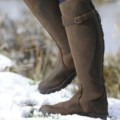 Lässige Cowboystiefel für Frauen mit Schnallen, ideal für Herbst- oder Wintertage, gezeigt im Outdoor-Einsatz.