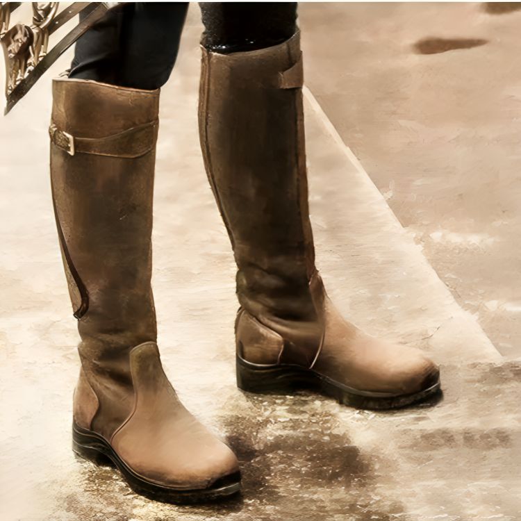 Lässige Cowboystiefel für Frauen mit Schnallen, ideal für Herbst- oder Wintertage, gezeigt im Outdoor-Einsatz.