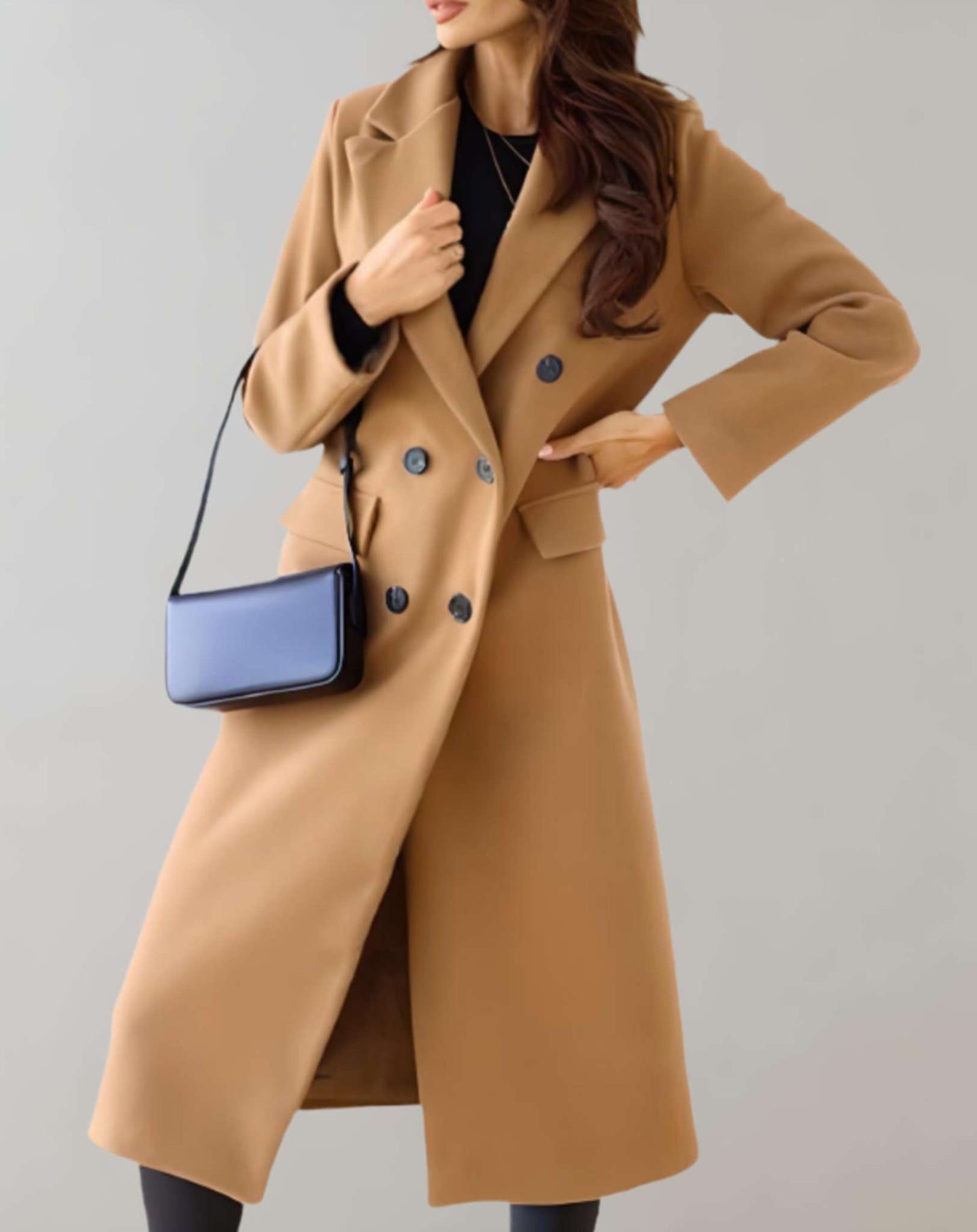 Frau trägt eine lässige Trenchcoat-Jacke für fall- oder wintertage, kombiniert mit eleganter Handtasche für einen vielseitigen Stil