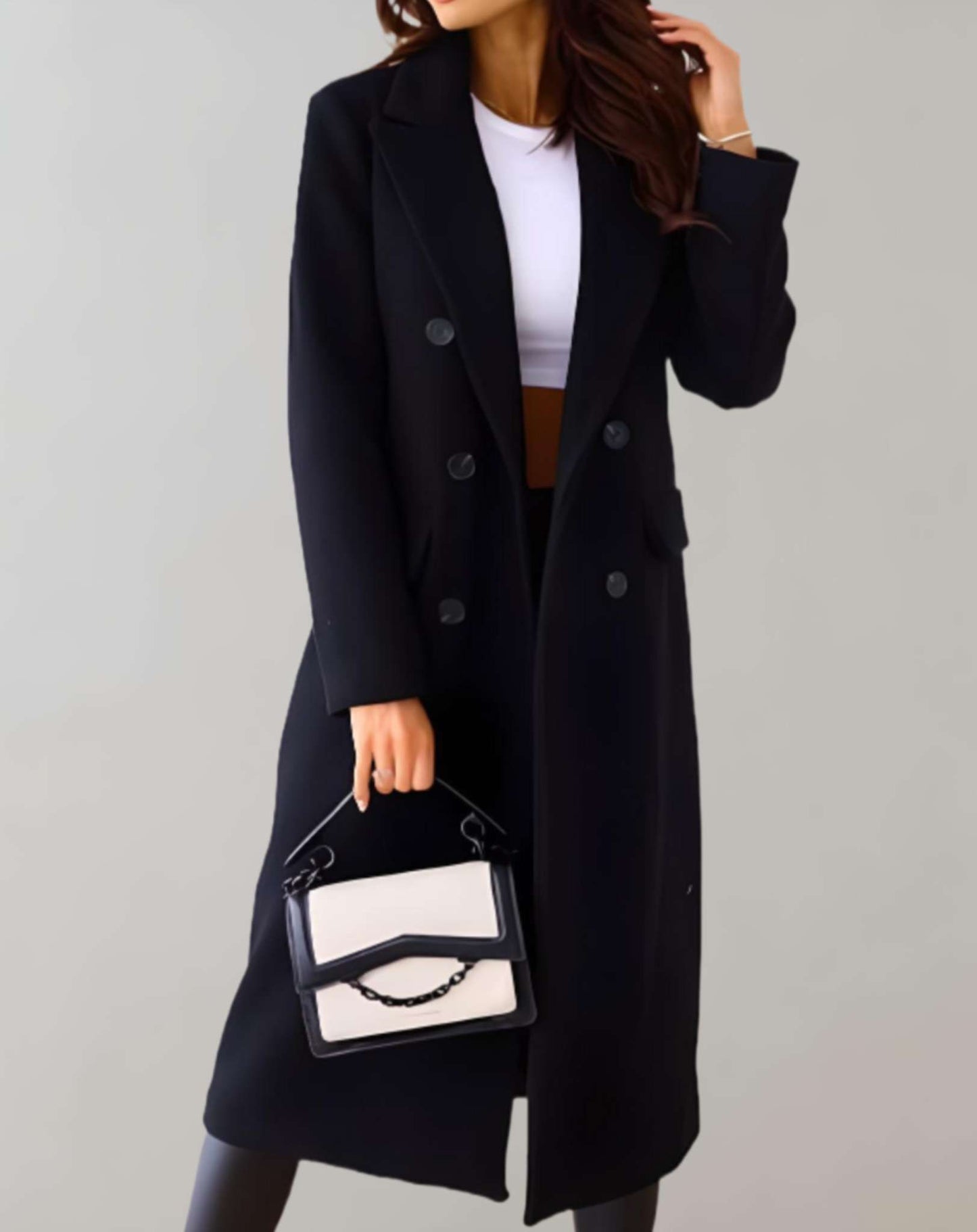 Frau trägt eine lässige Trenchcoat-Jacke für fall- oder wintertage, kombiniert mit eleganter Handtasche für einen vielseitigen Stil