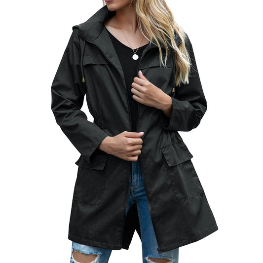 Lässige wasserdichte Outdoor-Jacke mit atmungsaktivem Material und praktischen Taschen, ideal für Herbst- oder Wintertage.