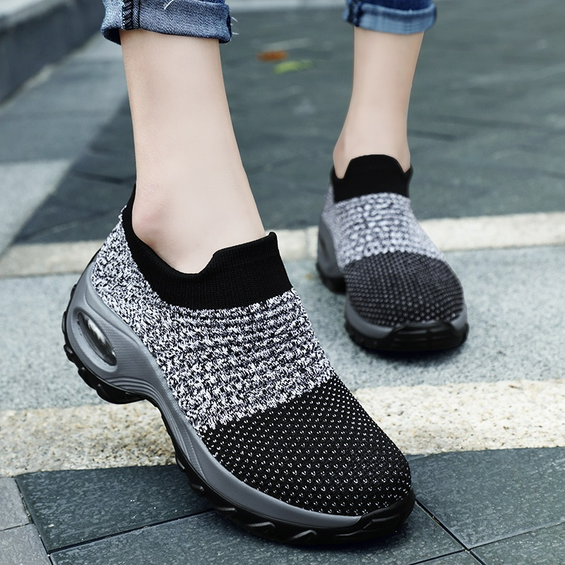 Laufschuhe Hypersoft mit atmungsaktivem Strickmaterial und rutschfester Sohle für Komfort im Herbst und Winter.