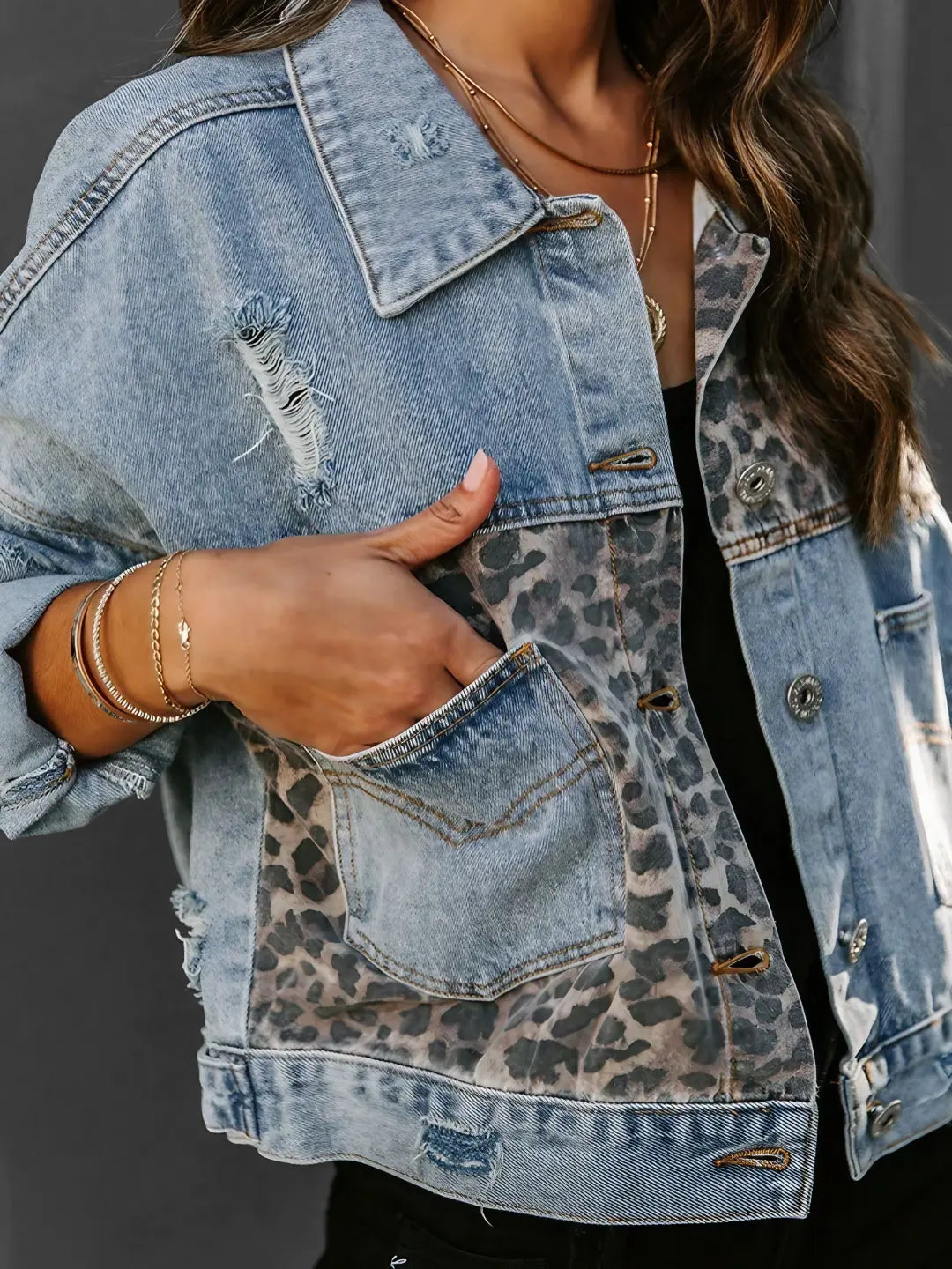 Leoparden-Denim-Jacke mit Akzenten im Leopardenmuster, leicht und bequem, ideal für Herbst- oder Wintertage.