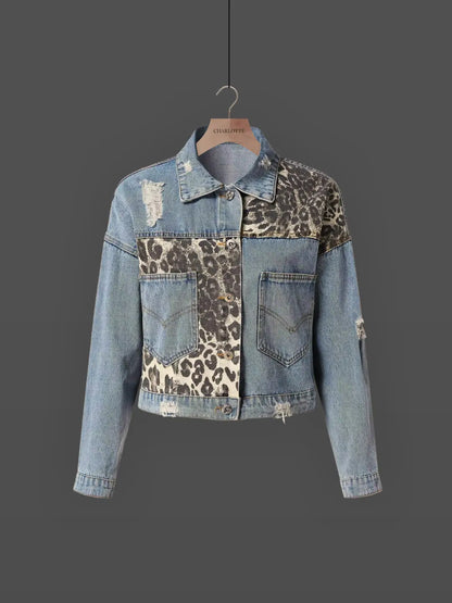 Leoparden-Denim-Jacke mit Akzenten im Leopardenmuster, leicht und bequem, ideal für Herbst- oder Wintertage.