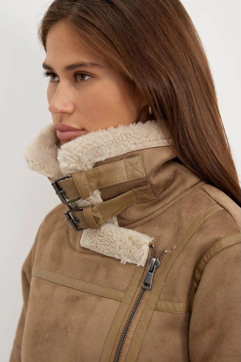 Modische Winterjacke für Frauen mit Kunstfellfutter, Gürtel und asymmetrischem Reißverschluss, ideal für Wärme und Stil.