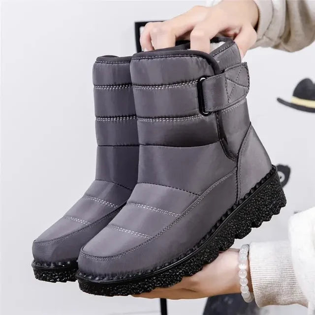 Orthopädische Winterstiefel für Frauen, ideal für kalte Herbst- und Wintertage, ergonomisches Design mit rutschfester Sohle und warmem Innenfutter.