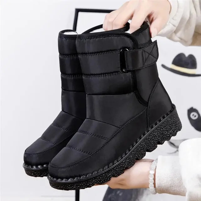 Orthopädische Winterstiefel für Frauen, ideal für kalte Herbst- und Wintertage, ergonomisches Design mit rutschfester Sohle und warmem Innenfutter.