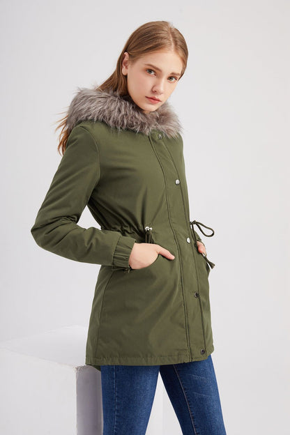 Parka-Jacke mit Kunstfell-Kapuze für Damen, ideal für kalte Herbst- und Wintertage.