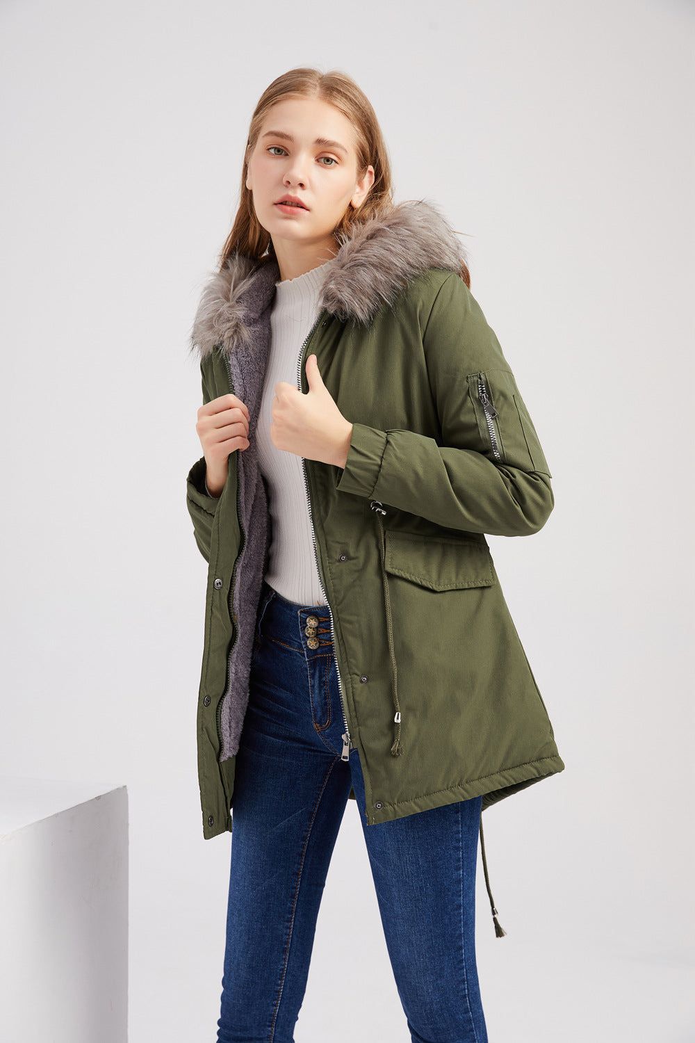 Parka-Jacke mit Kunstfell-Kapuze für Damen, ideal für kalte Herbst- und Wintertage.