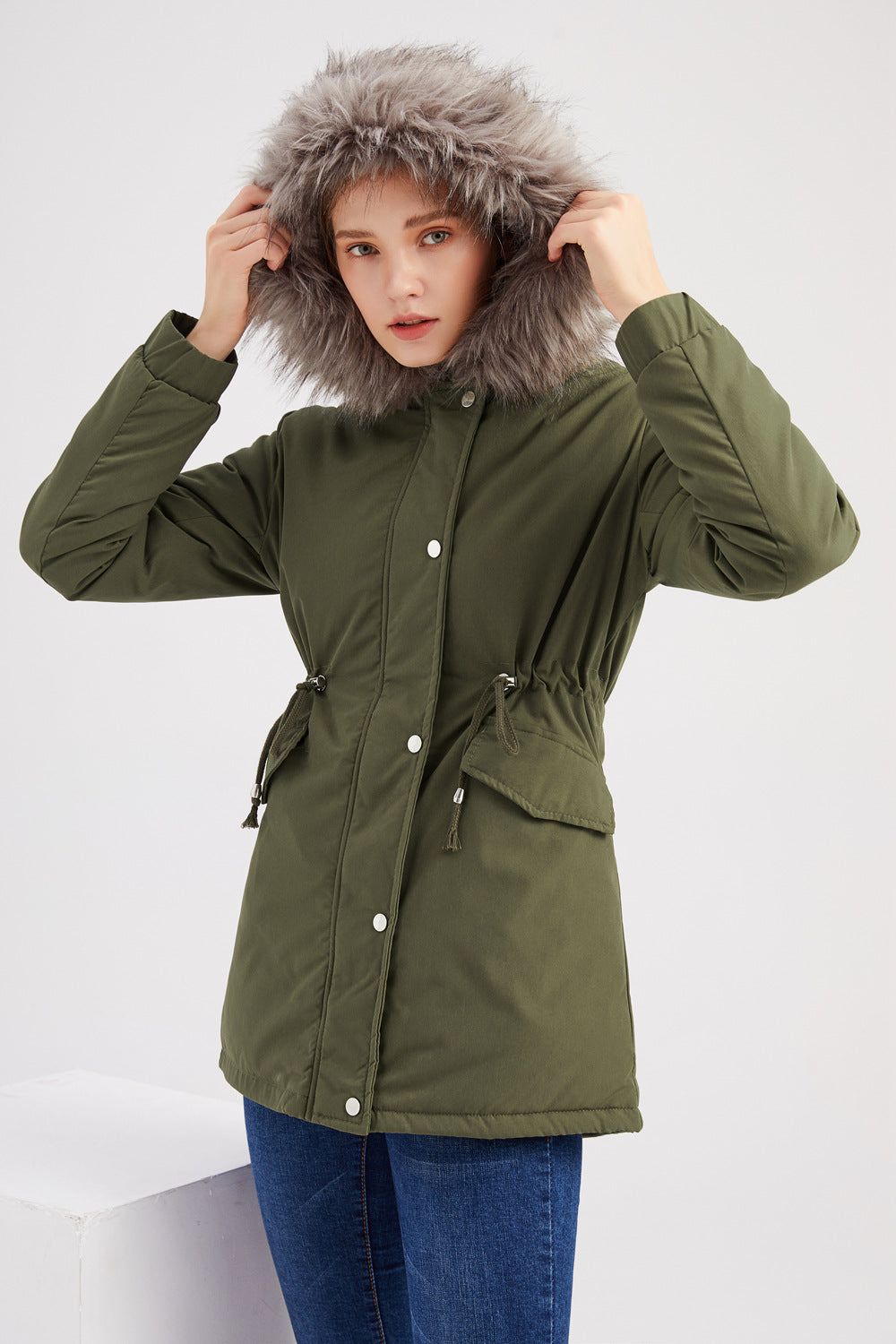 Parka-Jacke mit Kunstfell-Kapuze für Damen, ideal für kalte Herbst- und Wintertage.