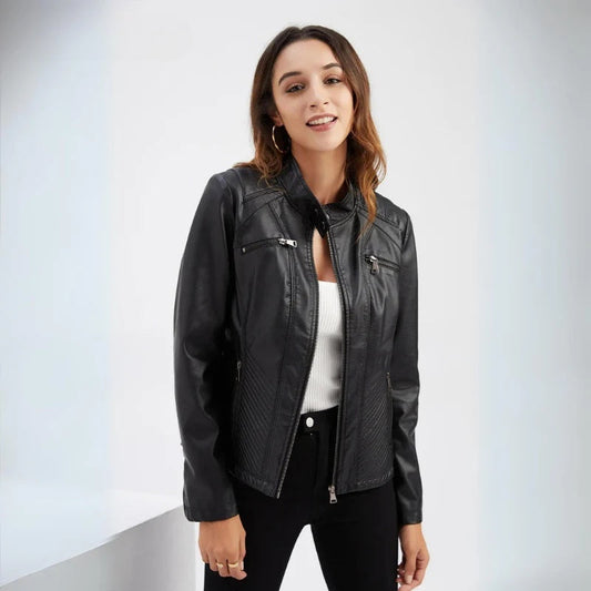 Stylische Lederjacke für Frauen, ideal für Herbst- und Wintertage, mit tailliertem Schnitt und hochwertigem Kunstleder für einen modischen Look.