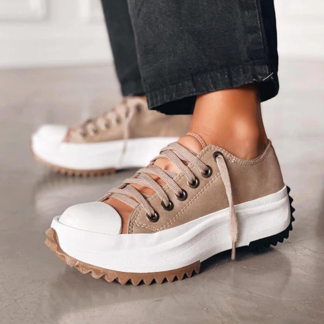 Stylische Turnschuhe für Frauen, ideal für Alltag und sportliche Aktivitäten, mit bequemer Sohle und vielseitigem Design.