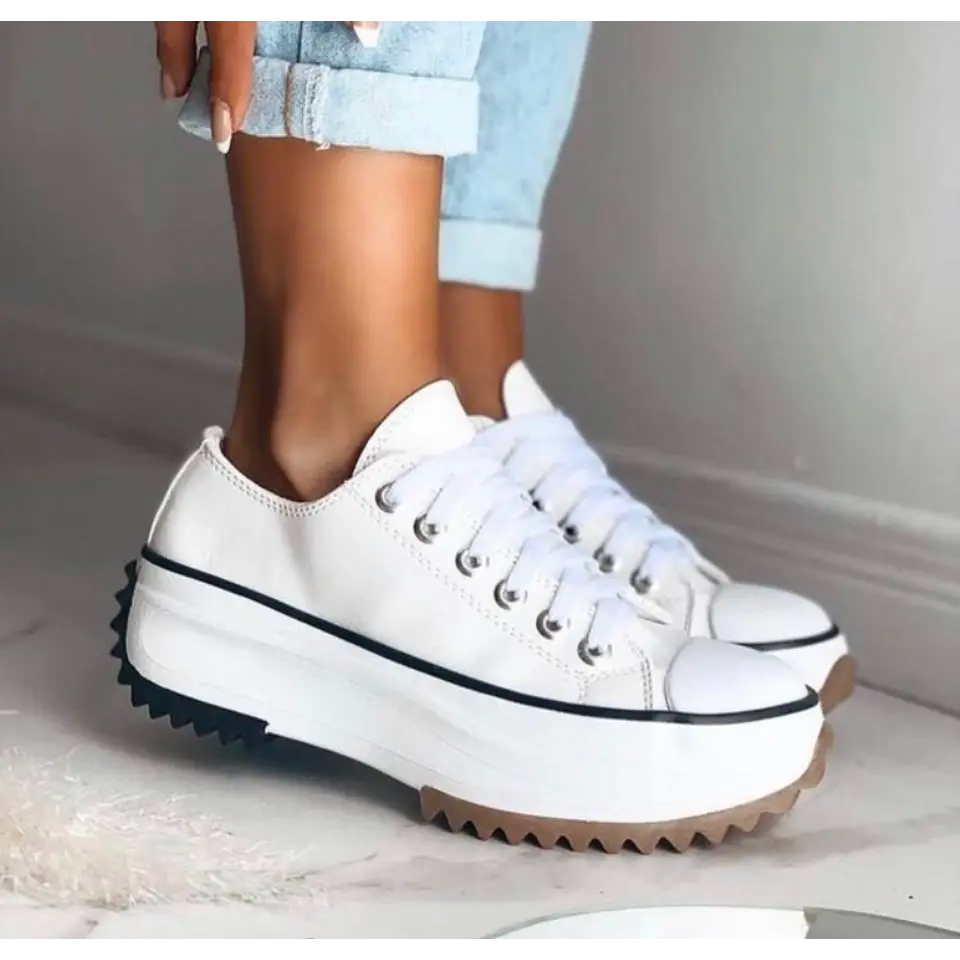 Stylische Turnschuhe für Frauen, ideal für Alltag und sportliche Aktivitäten, mit bequemer Sohle und vielseitigem Design.