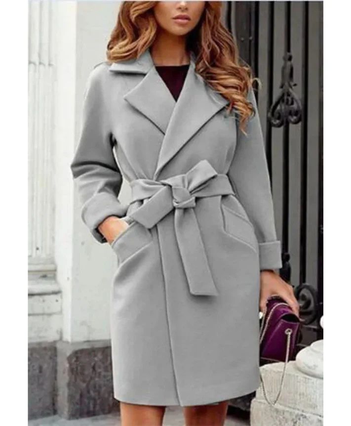 Stylischer Trenchcoat für Frauen mit Gürtel, ideal für Herbst- und Wintertage.