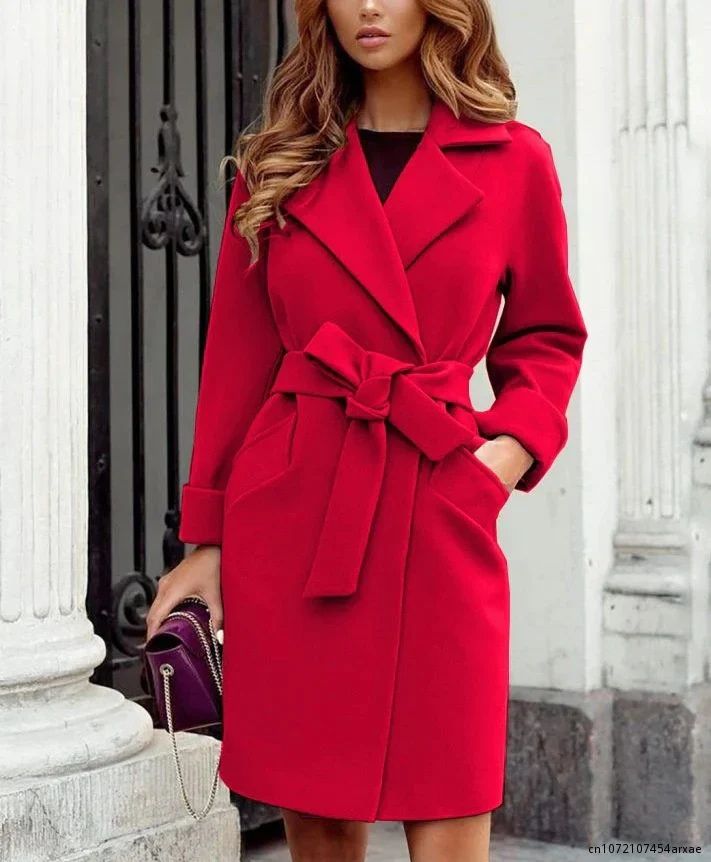 Stylischer Trenchcoat für Frauen mit Gürtel, ideal für Herbst- und Wintertage.