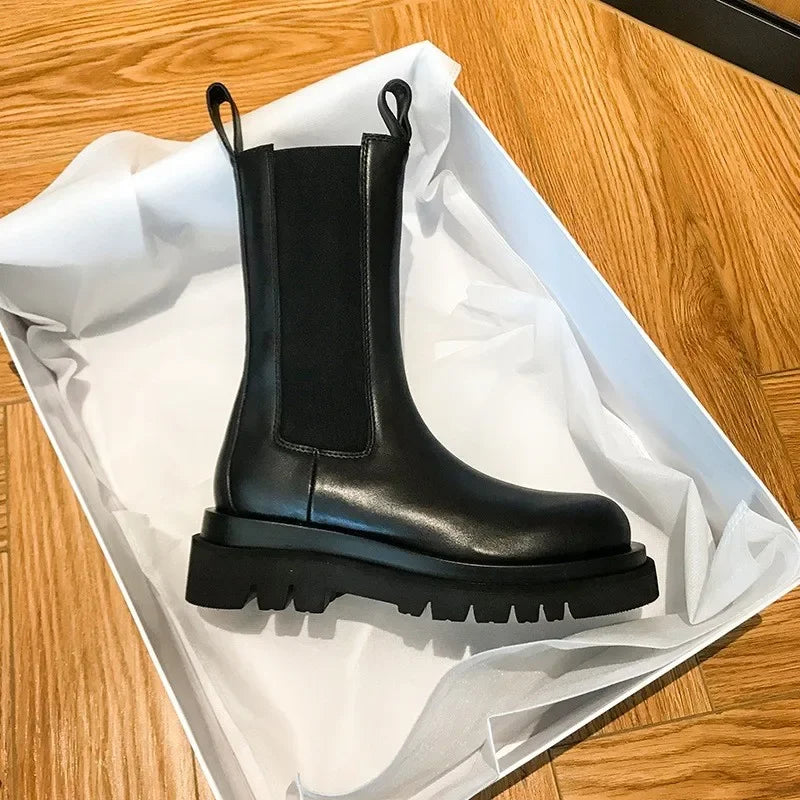 Warme Plateau Chelsea Stiefel für Frauen, ideal für kalte Herbst- und Wintertage.