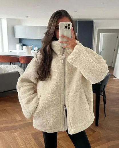 Warme Teddyjacke für Frauen, kuschelig und ideal für kalte Herbst- oder Wintertage.