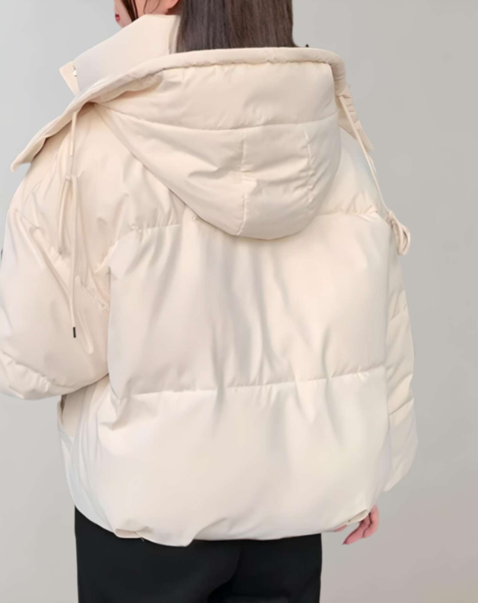 Warme wattierte Baumwolljacke für Frauen, ideal für Herbst und Winter, mit praktischer Kapuze und geräumigen Taschen.