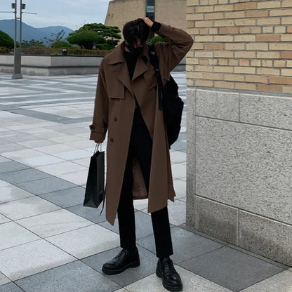 Warmer Trenchcoat für Männer, ideal für Herbst- und Wintertage, mit elegantem Design und wind- und wasserabweisendem Material.