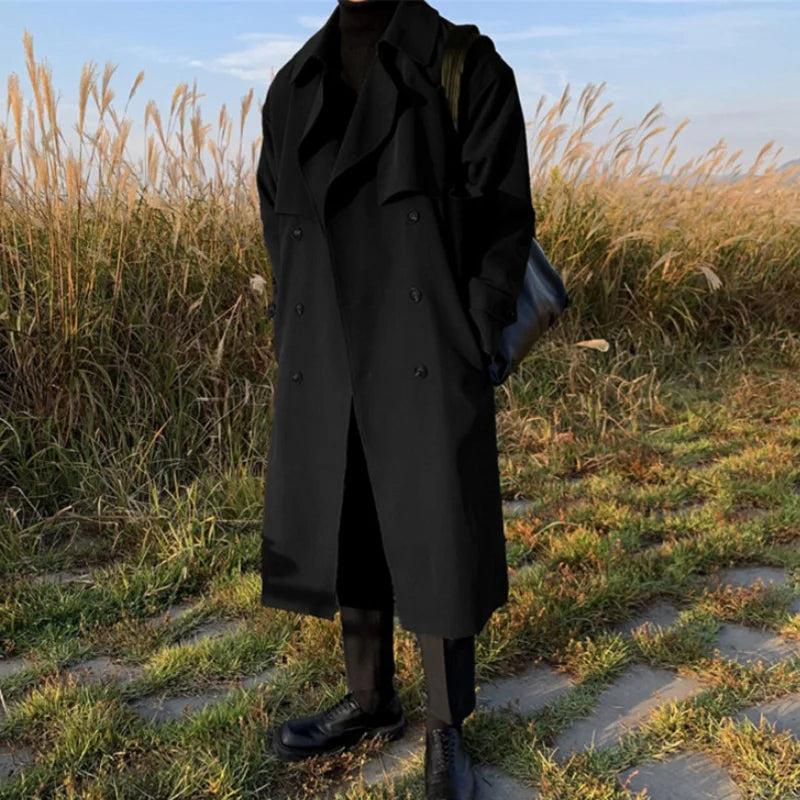 Warmer Trenchcoat für Männer, ideal für Herbst- und Wintertage, mit elegantem Design und wind- und wasserabweisendem Material.