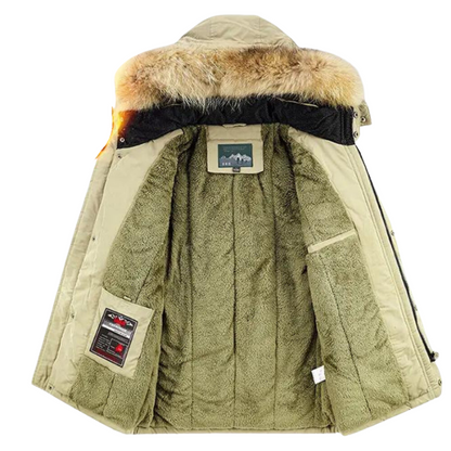 Wasserdichte Herren-Winterjacke mit Kunstfellkragen und isolierender Fütterung, ideal für kalte Herbst- oder Wintertage.