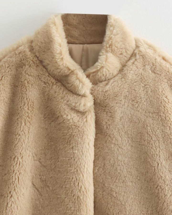 Weiche Jacke im Teddybär-Look für Frauen, ideal für kalte Herbst- oder Wintertage, mit lässigem Oversized-Schnitt und praktischer Knopfleiste.