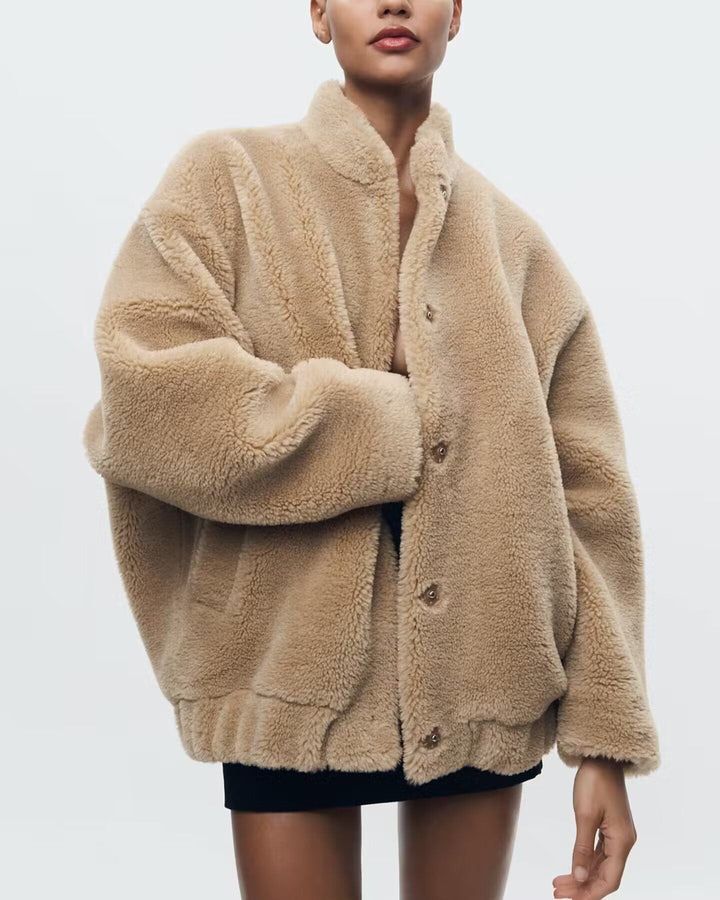 Weiche Jacke im Teddybär-Look für Frauen, ideal für kalte Herbst- oder Wintertage, mit lässigem Oversized-Schnitt und praktischer Knopfleiste.