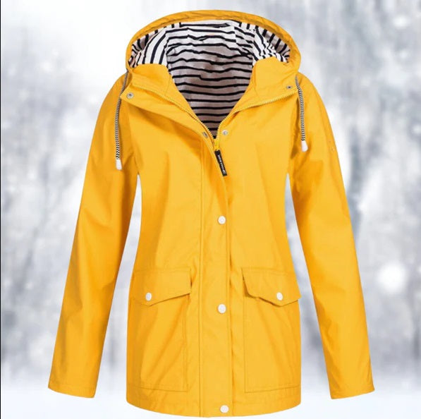 Wetterschutzjacke für Damen, ideal für Herbst- und Wintertage, mit wind- und wasserdichtem Material und verstellbarer Kapuze.