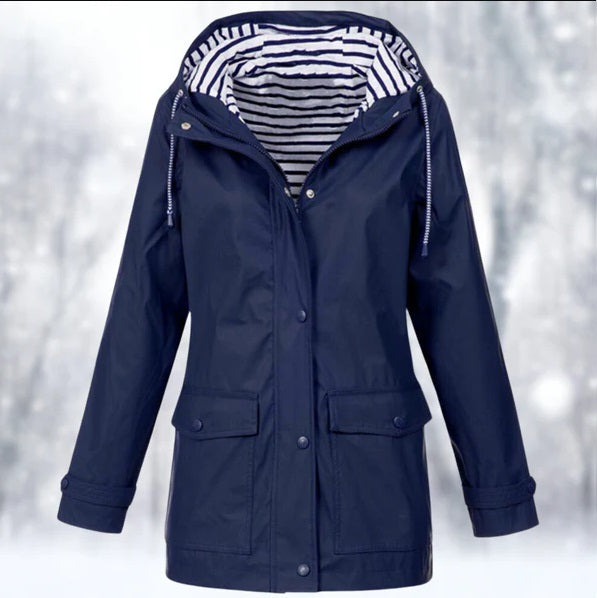 Wetterschutzjacke für Damen, ideal für Herbst- und Wintertage, mit wind- und wasserdichtem Material und verstellbarer Kapuze.