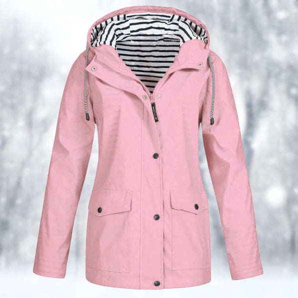 Wetterschutzjacke für Damen, ideal für Herbst- und Wintertage, mit wind- und wasserdichtem Material und verstellbarer Kapuze.