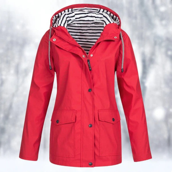 Wetterschutzjacke für Damen, ideal für Herbst- und Wintertage, mit wind- und wasserdichtem Material und verstellbarer Kapuze.