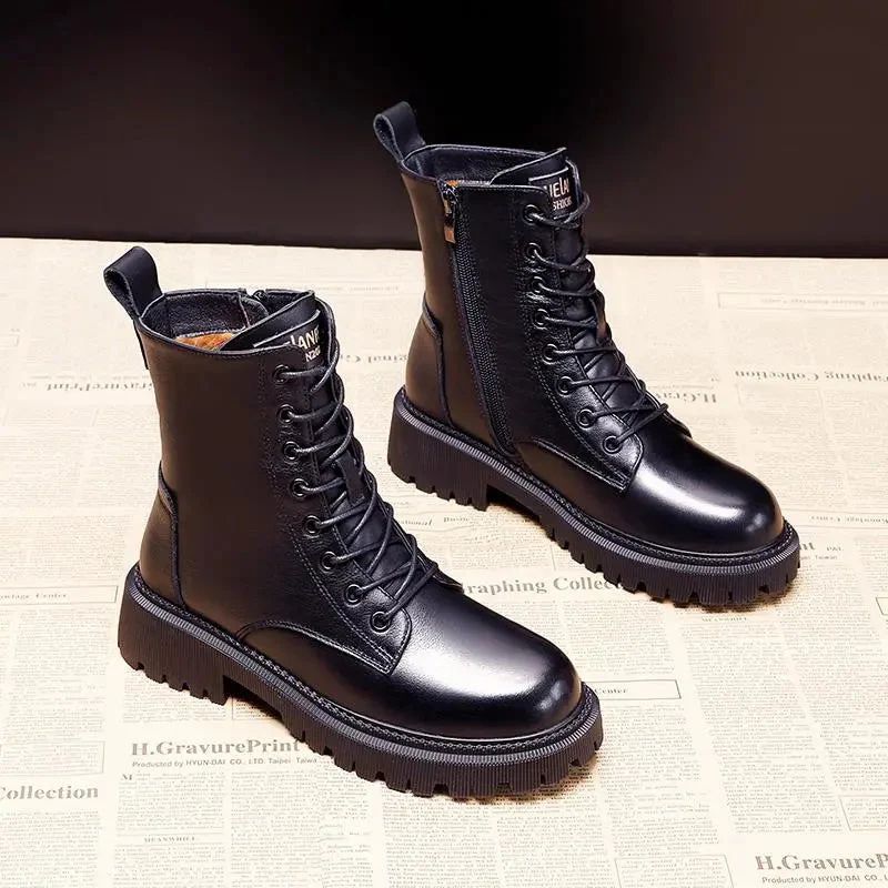 Winterstiefel aus Leder für Frauen mit seitlichem Reißverschluss und warmem Innenfutter, ideal für Herbst- und Wintertage.